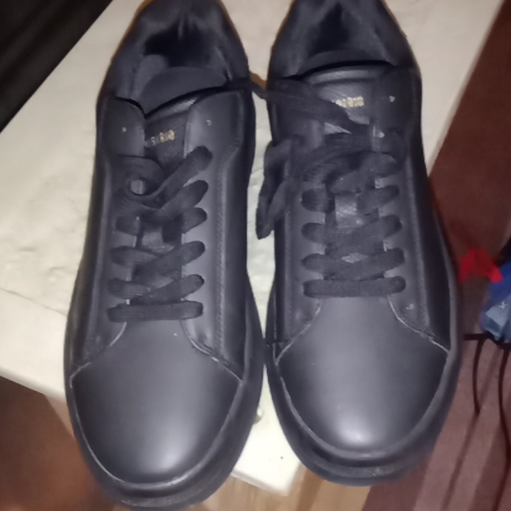 Black size 10 men sneakers off brand of Nike